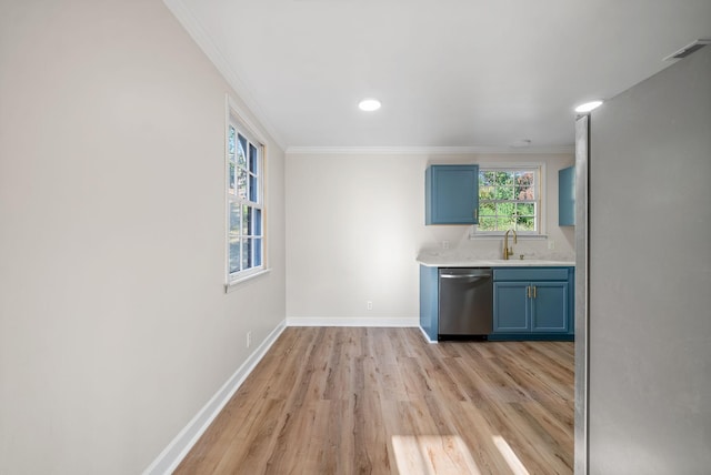 kitchen with stainless steel appliances, sink, light hardwood / wood-style flooring, blue cabinetry, and crown molding