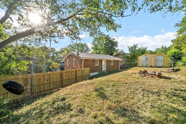 view of yard featuring a storage shed