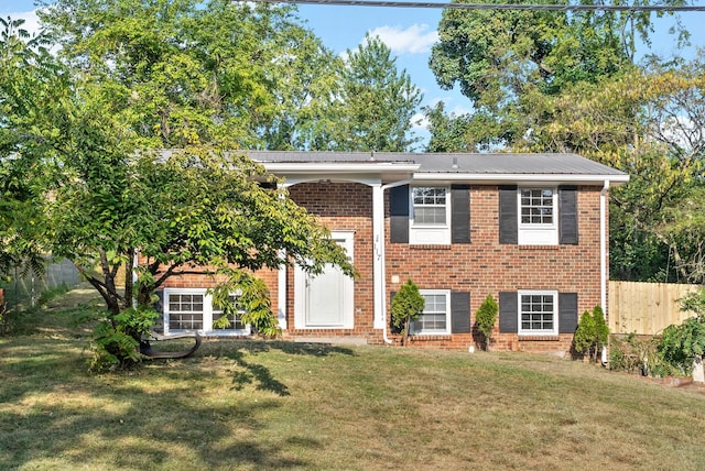 view of front facade featuring a front yard