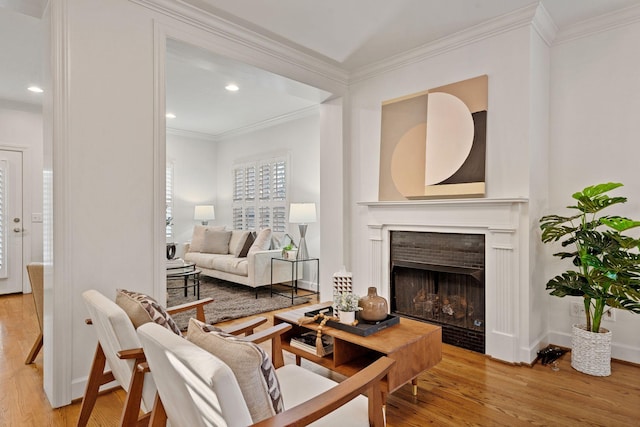 living room featuring light wood-type flooring and crown molding