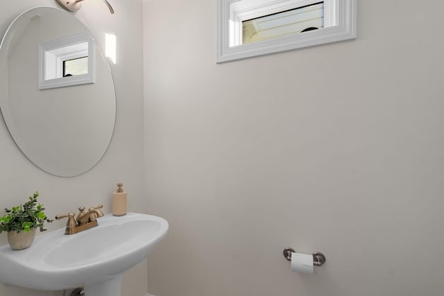 bathroom featuring sink