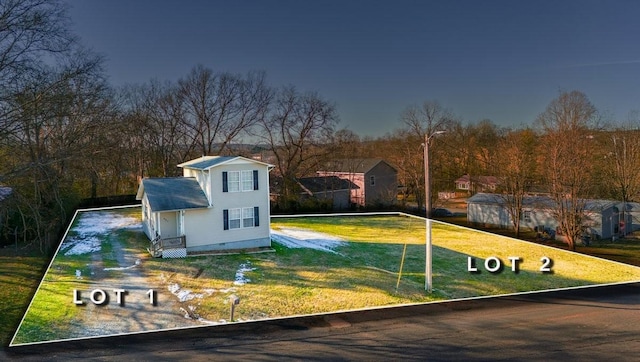 view of front of home featuring a front yard