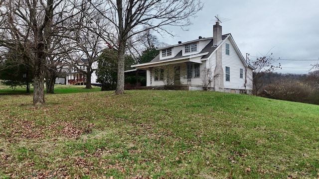 view of side of property featuring a lawn