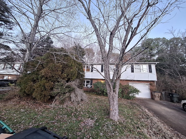 view of front facade featuring a garage