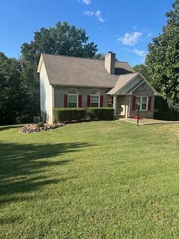 view of front of home featuring a front yard