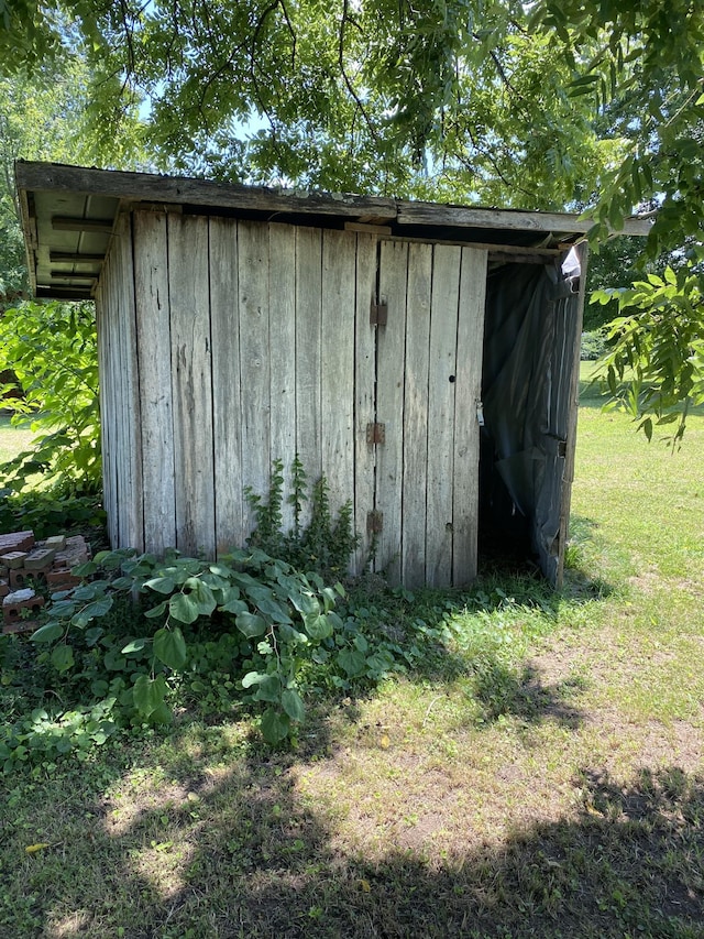 view of outdoor structure featuring a lawn