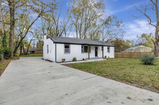 view of front of property featuring a front yard