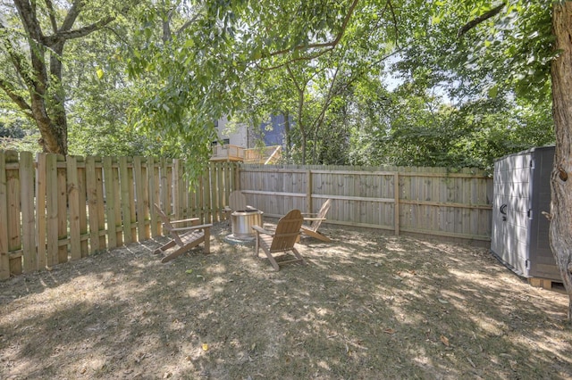 view of yard featuring a storage unit