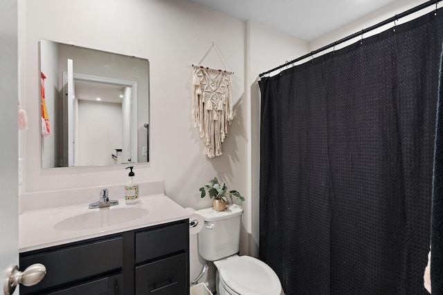 full bathroom with a shower with shower curtain, vanity, and toilet