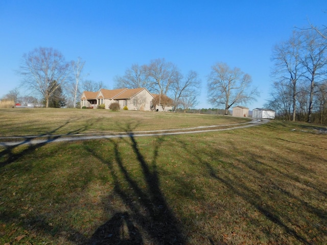 view of yard featuring a storage shed