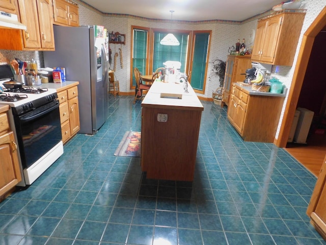 kitchen with radiator, gas stove, an island with sink, sink, and hanging light fixtures