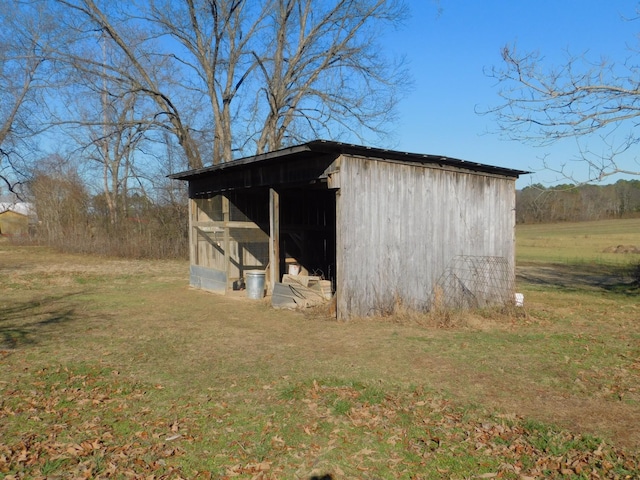 view of outdoor structure featuring a yard