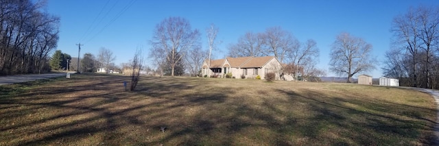 view of yard featuring a shed