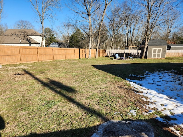 view of yard with a storage shed