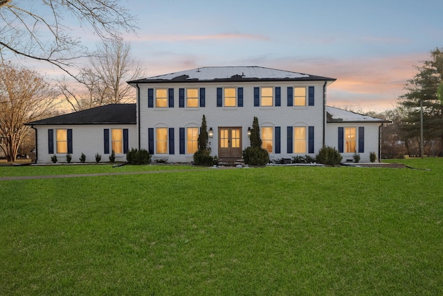 view of front of property featuring a yard