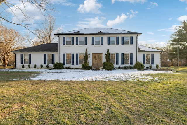 colonial home featuring a front yard