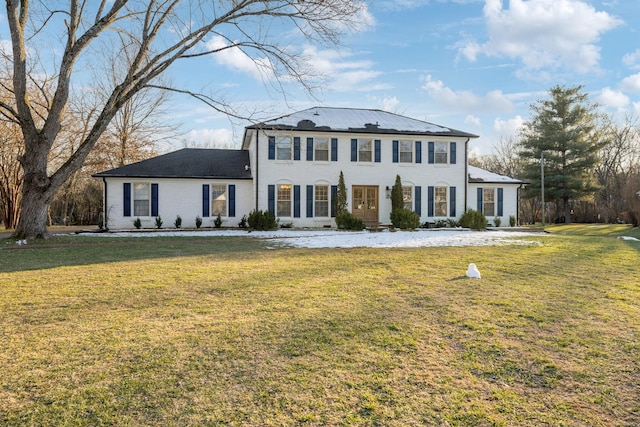 view of front of property featuring a front yard