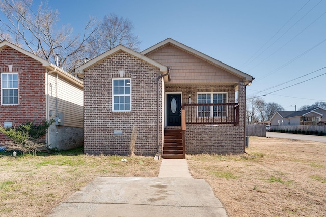 bungalow featuring a front yard