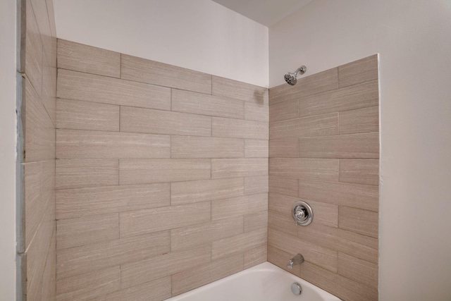 bathroom featuring tiled shower / bath