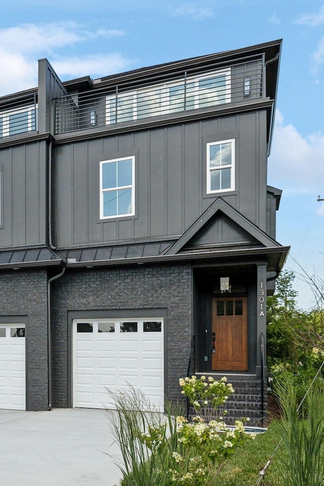 view of front facade featuring a garage