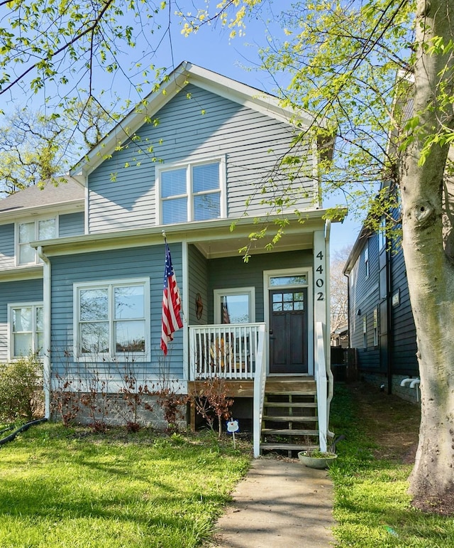 view of front of property featuring a front lawn