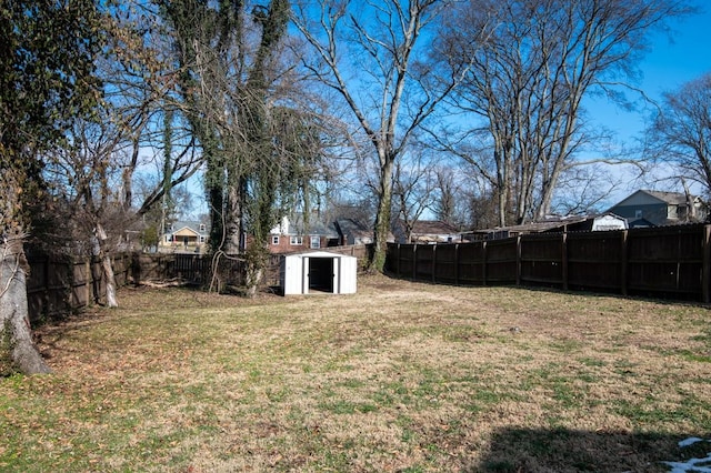 view of yard featuring a storage shed