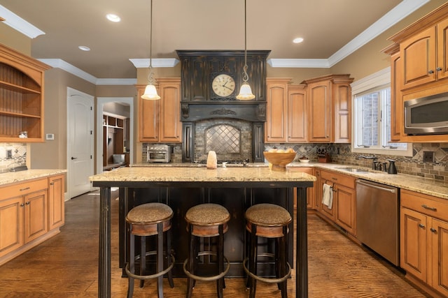 kitchen featuring stainless steel appliances, decorative backsplash, hanging light fixtures, and a center island