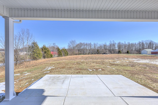 view of yard featuring a patio