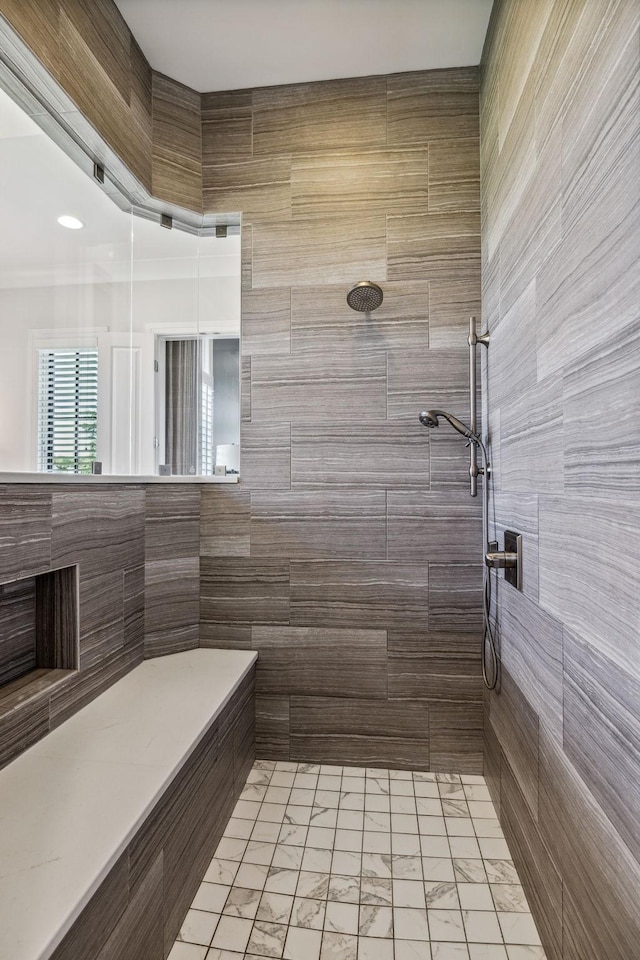 bathroom featuring a tile shower