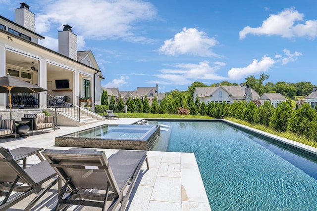 view of pool featuring an in ground hot tub, a patio area, and ceiling fan