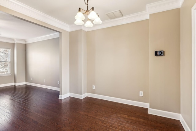 unfurnished room featuring dark wood-type flooring, ornamental molding, and a notable chandelier