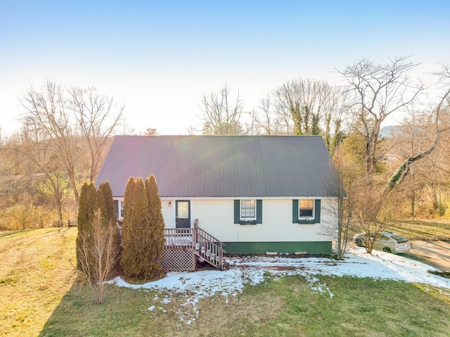 view of front of property featuring a front lawn