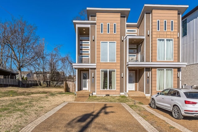 view of front of house with a front yard