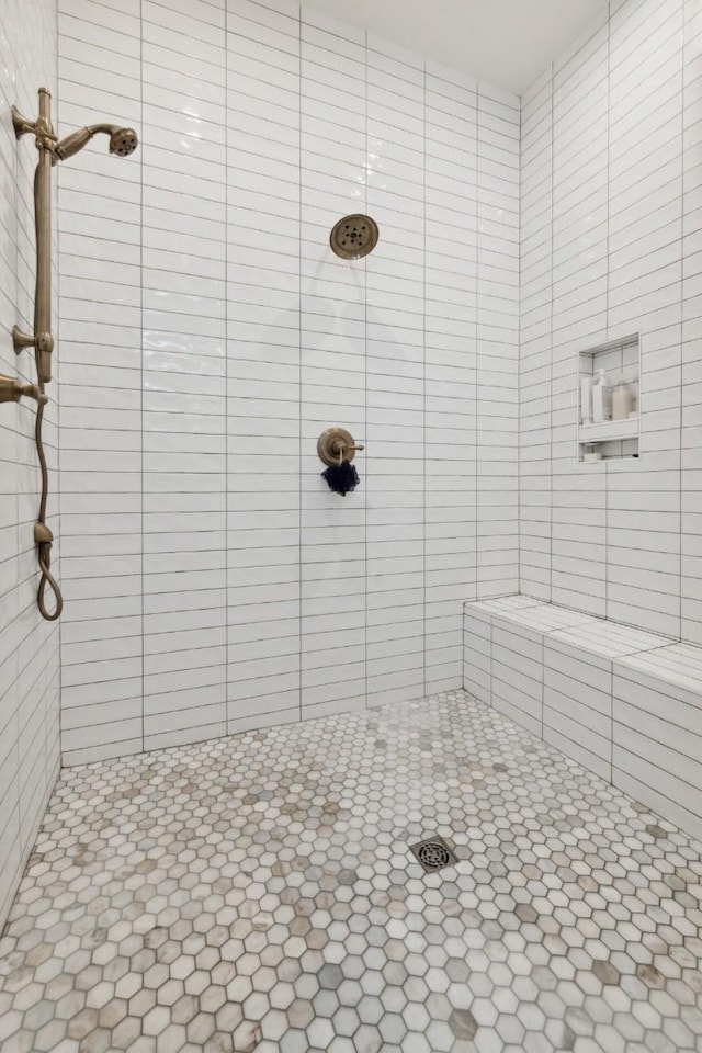 bathroom featuring tiled shower