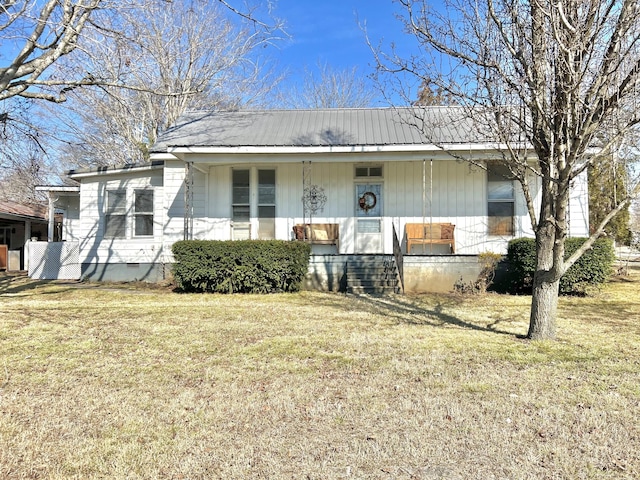 view of front of property featuring a front lawn and a porch