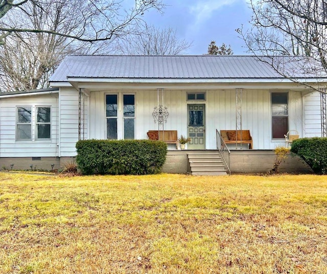 view of front of house with covered porch and a front lawn