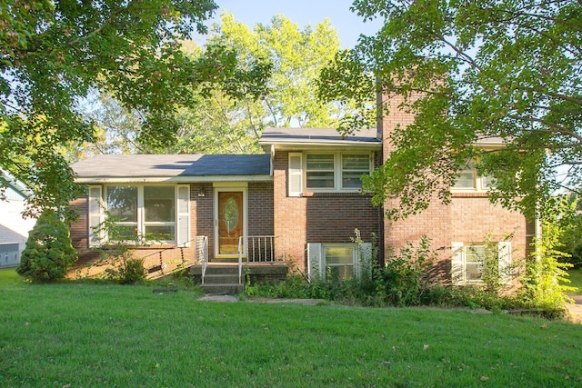 tri-level home featuring a front yard