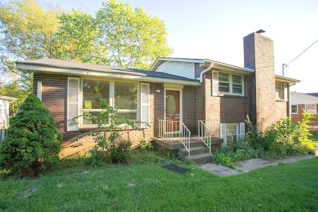 view of front of property with a front yard