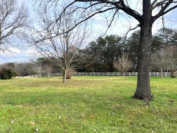 view of yard featuring a rural view