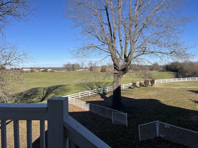 view of yard featuring a rural view