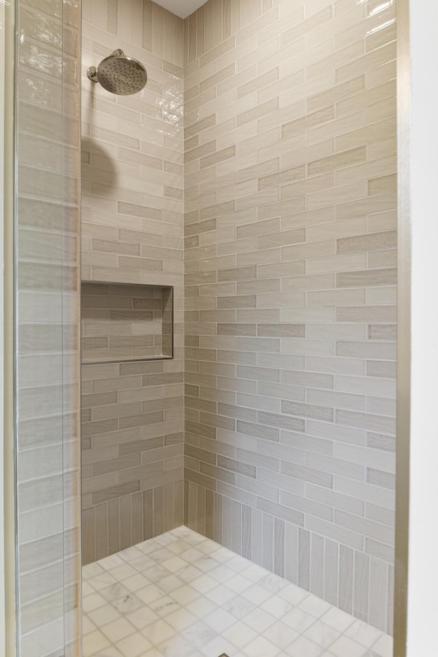 bathroom featuring a tile shower