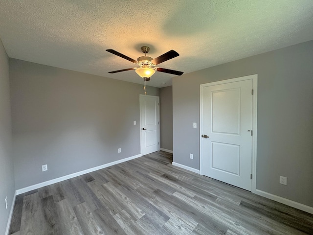 unfurnished bedroom featuring ceiling fan, a textured ceiling, and light hardwood / wood-style flooring