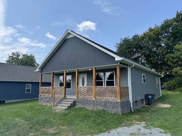 bungalow featuring covered porch and a front lawn