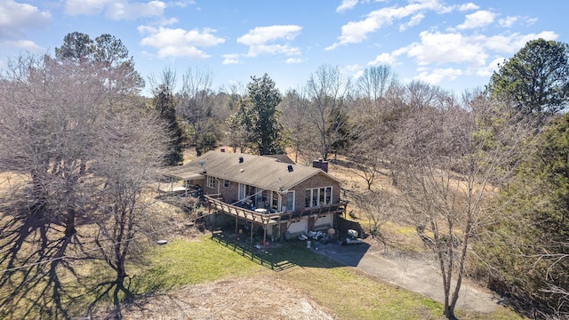 birds eye view of property featuring a forest view