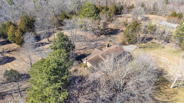 birds eye view of property featuring a forest view