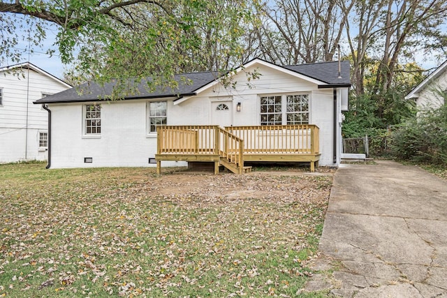 view of front of home featuring a wooden deck and a front yard