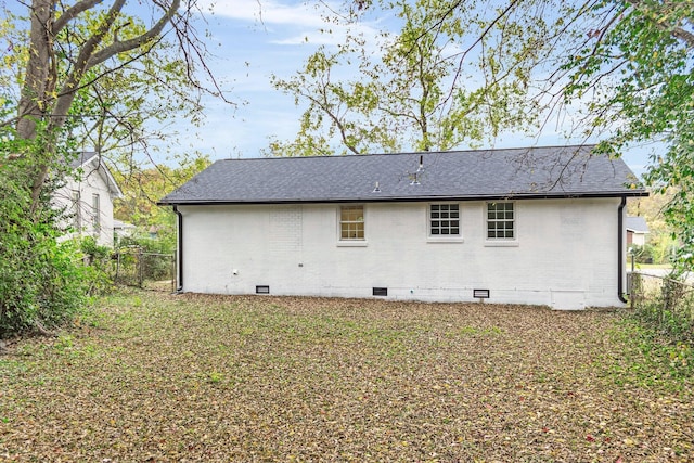 back of house featuring a lawn