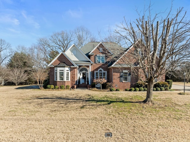 front of property with a front lawn