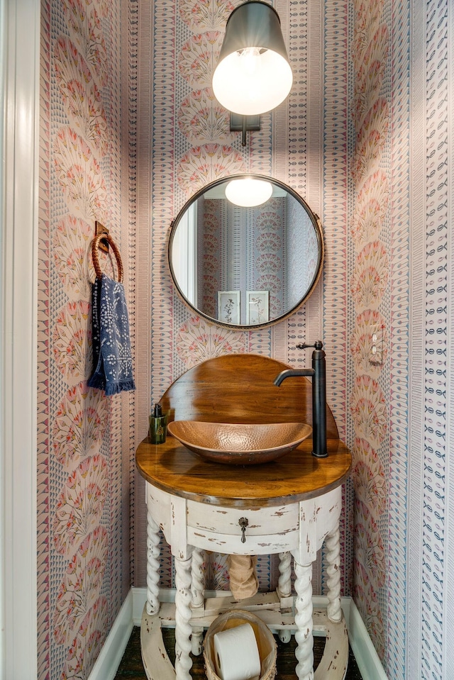 bathroom featuring sink