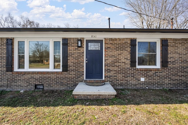 property entrance featuring a yard